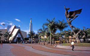 Armenia es la capital del departamento del Quind�o, uno de los 32 departamentos de Colombia. Uno de los principales n�cleos de la econom�a nacional y parte del eje cafetero, es denominada como la ciudad milagro de Colombia, gracias a su r�pido crecimiento