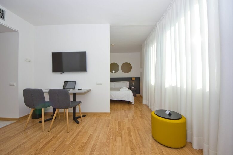 Aparthotel Atenea Vall�s