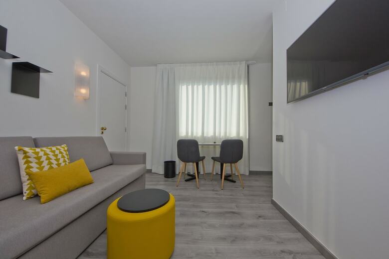 Aparthotel Atenea Vall�s
