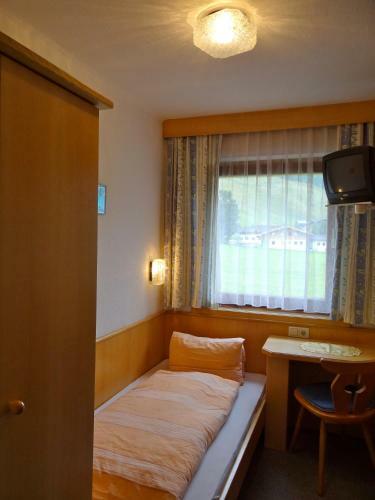 Hostal Ski & Bike Pension Maria