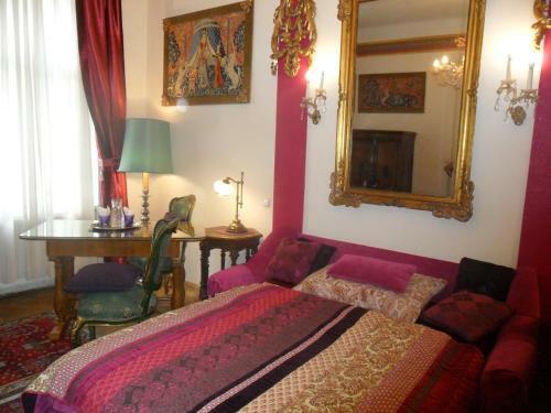 Hostal B&B Near Castle