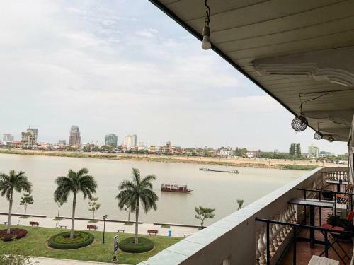 River Star Hotel