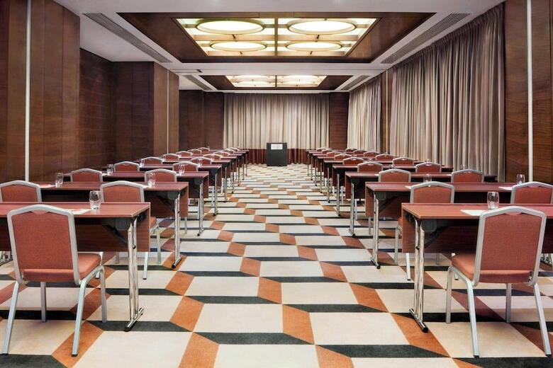 Hotel Four Points By Sheraton (clase)