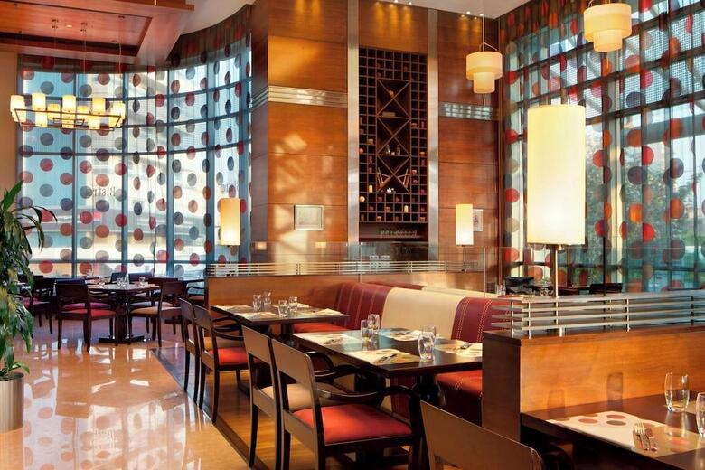 Hotel Four Points By Sheraton (clase)