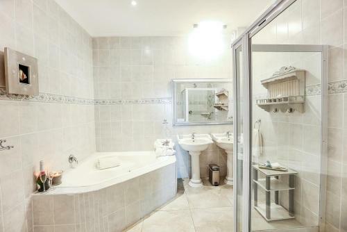 Misty Waves Boutique Hotel