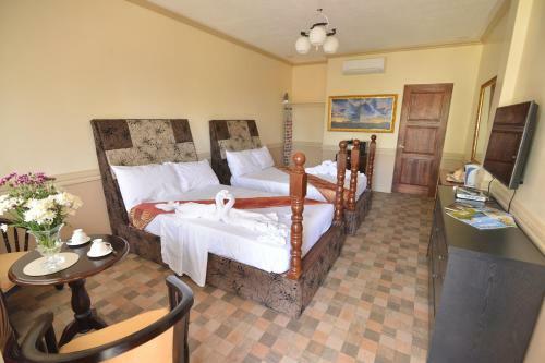 Posada Roz And Angelique's Inn & Suites
