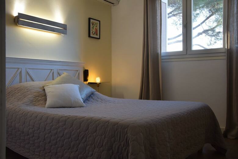 Hotel H�tel Le Grillon