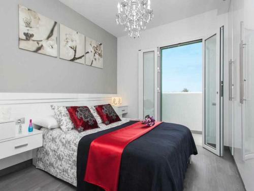 Coral Bay Beachfront Apartment By Vacanzy Collection