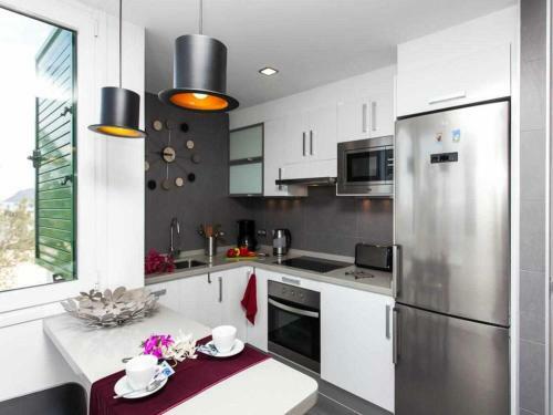 Coral Bay Beachfront Apartment By Vacanzy Collection