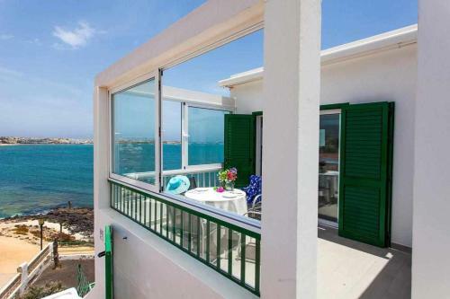Coral Bay Beachfront Apartment By Vacanzy Collection