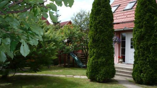 Hostal Ak�cvir�g Vend�gh�z �s Apartman