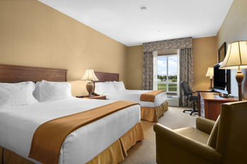 Holiday Inn Express Hotel & Suites Strathmore