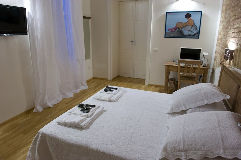 Hostal Castelletto Suites