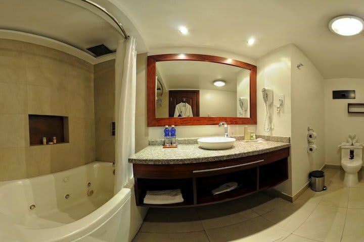 Hotel Howard Johnson La Carolina- Quito