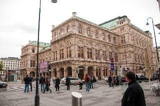 Pension Opera Suites