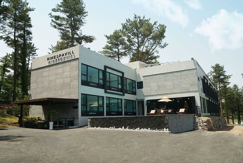 Hotel Ninespavill