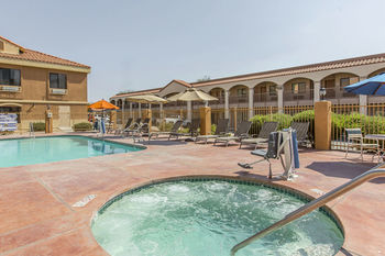 Hotel Rodeway Inn & Suites