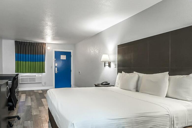 Motel Rodeway Inn & Suites