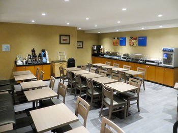 Hotel Comfort Inn & Suites