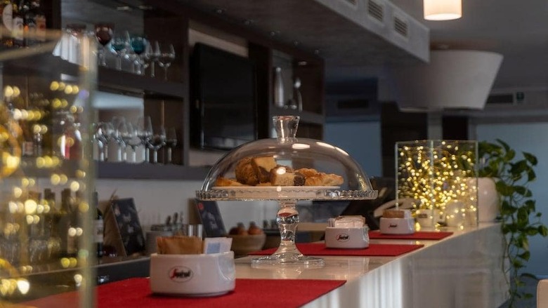 Hotel Base To Stay
