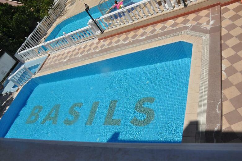 Basil's Apart Hotel