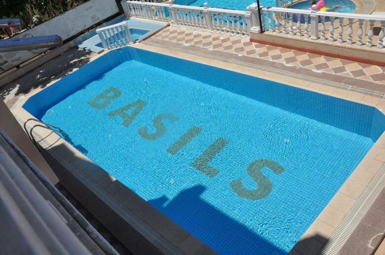 Basil's Apart Hotel