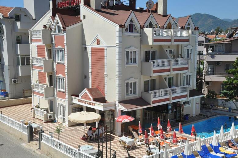 Basil's Apart Hotel