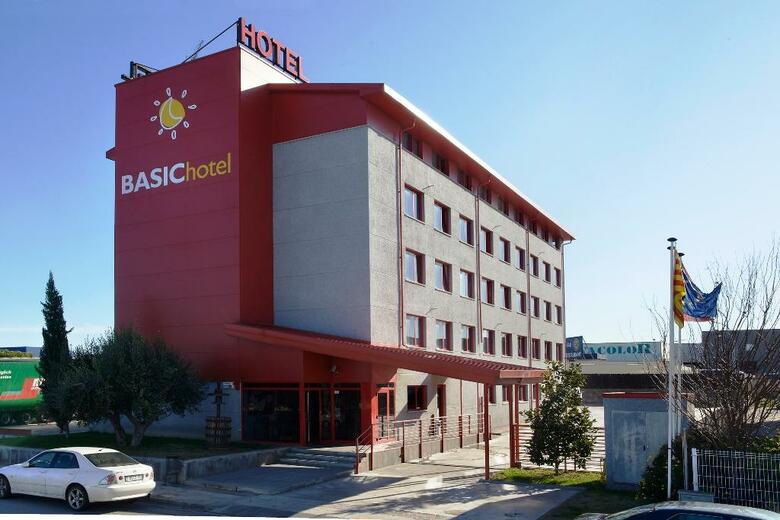 Basic Hotel
