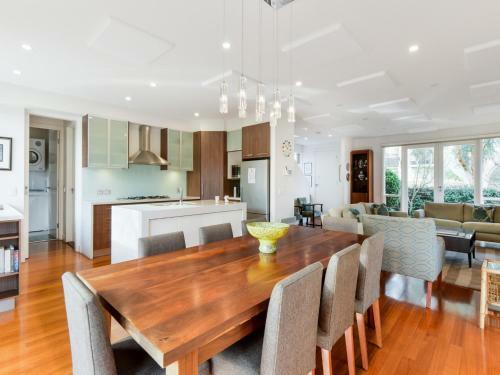Boutique Stays - Maple On Kent, Glen Iris Townhouse