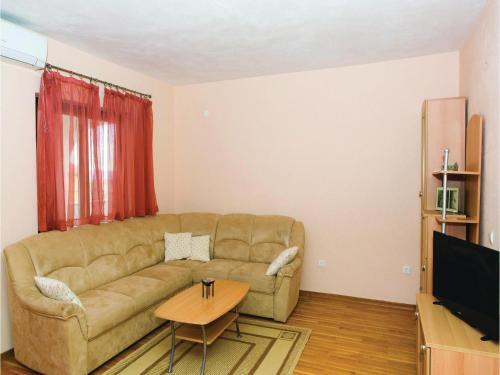 Three-bedroom Apartment In Kastel Gomilica