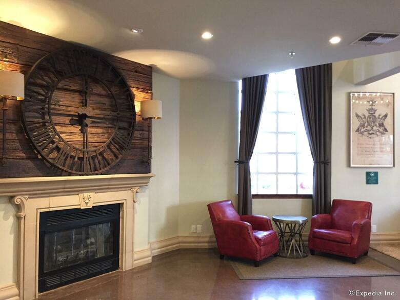 Hotel Camelot Inn And Suites