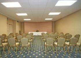 Hotel Quality Inn & Suites Airpark East