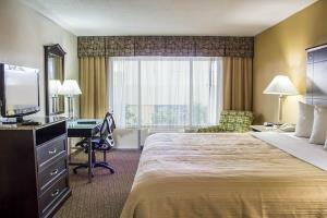 Hotel Quality Inn & Suites Airpark East