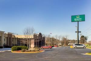Hotel Quality Inn & Suites Airpark East