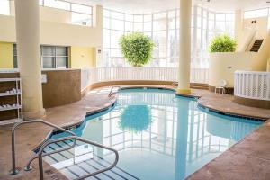 Hotel Quality Inn & Suites Airpark East