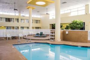 Hotel Quality Inn & Suites Airpark East