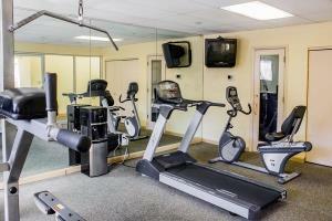 Hotel Quality Inn & Suites Airpark East