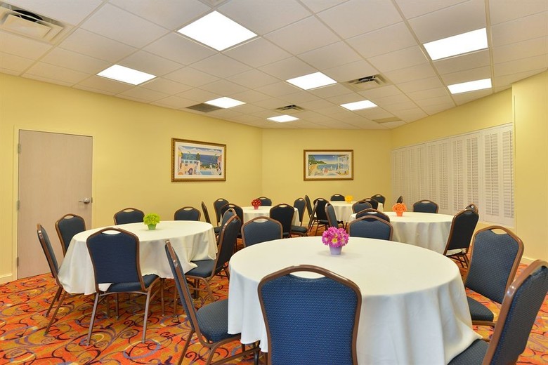 Hotel Comfort Suites Maingate East