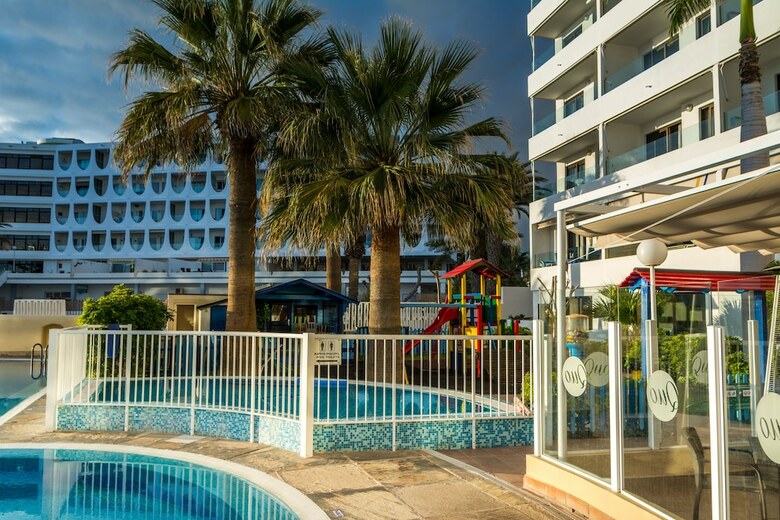 Pearly Grey Ocean Club Apartments & Suites