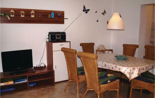 Three-bedroom Holiday Home In Gohren-lebbin Ot U.