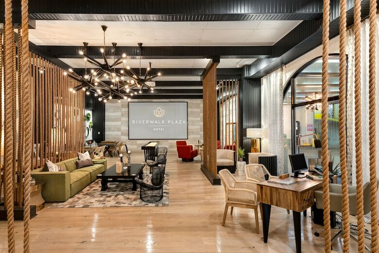 Riverwalk Plaza Hotel