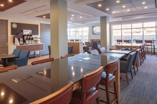 Holiday Inn Express Hotel & Suites Belleville