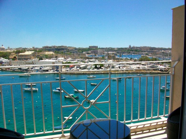 Bayview Hotel & Apartments