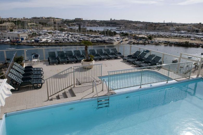 Bayview Hotel & Apartments