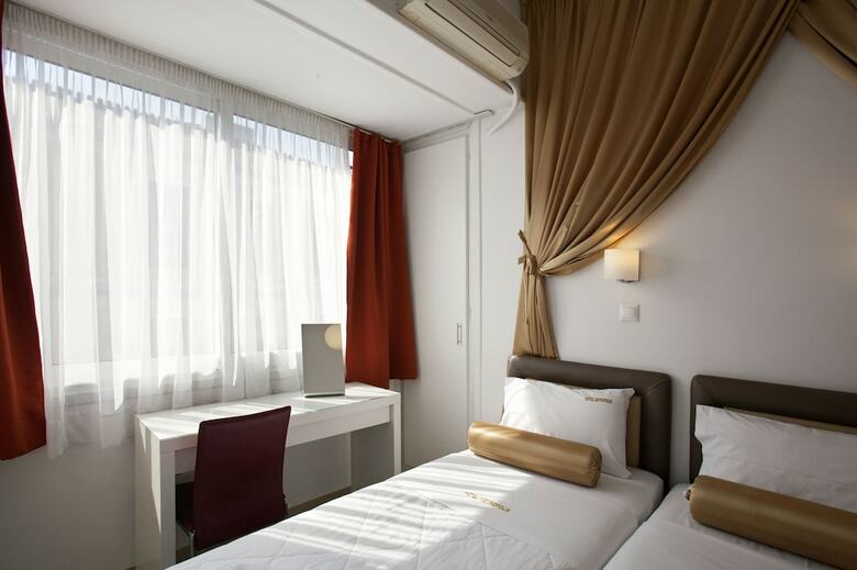 Metropolis Hotel