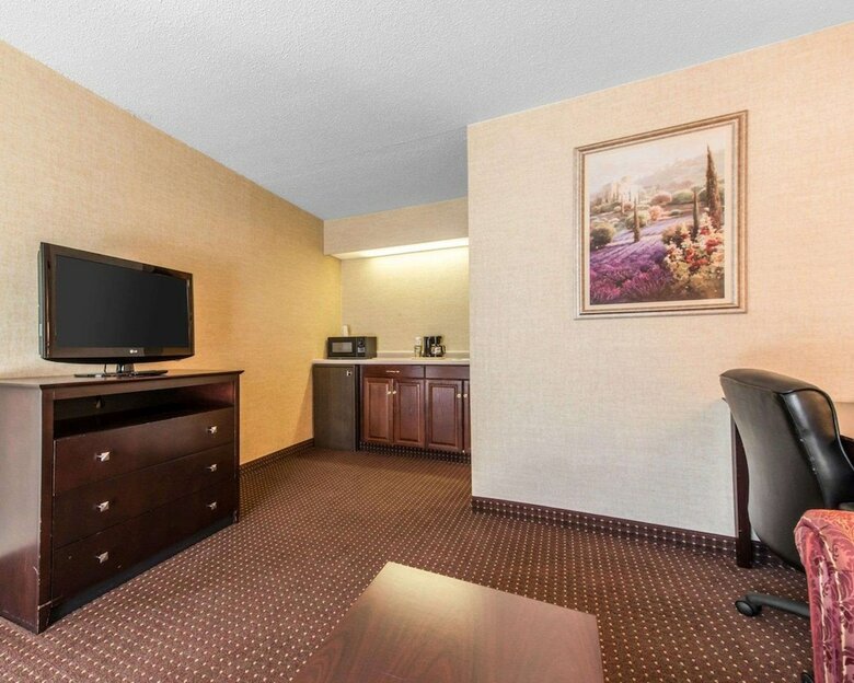 Hotel Quality Inn  And  Suites Conference Center