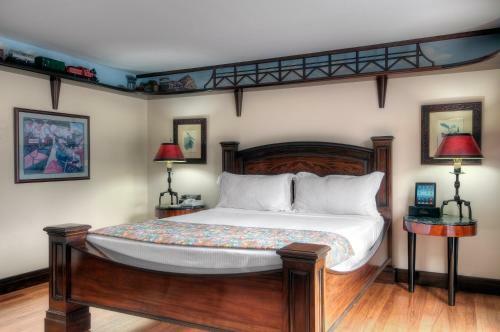 Dinah's Garden Hotel & Trader Vic's