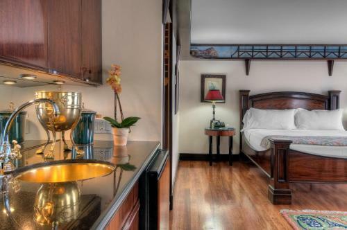 Dinah's Garden Hotel & Trader Vic's