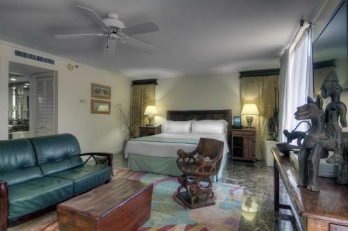 Dinah's Garden Hotel & Trader Vic's