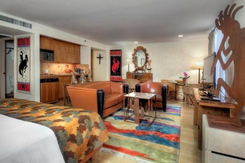 Dinah's Garden Hotel & Trader Vic's